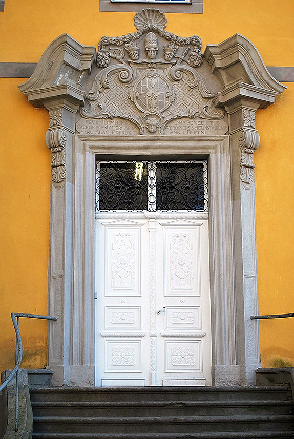 Verwaltungsflügel-Portal eingebaut im restaurierten Zustand
